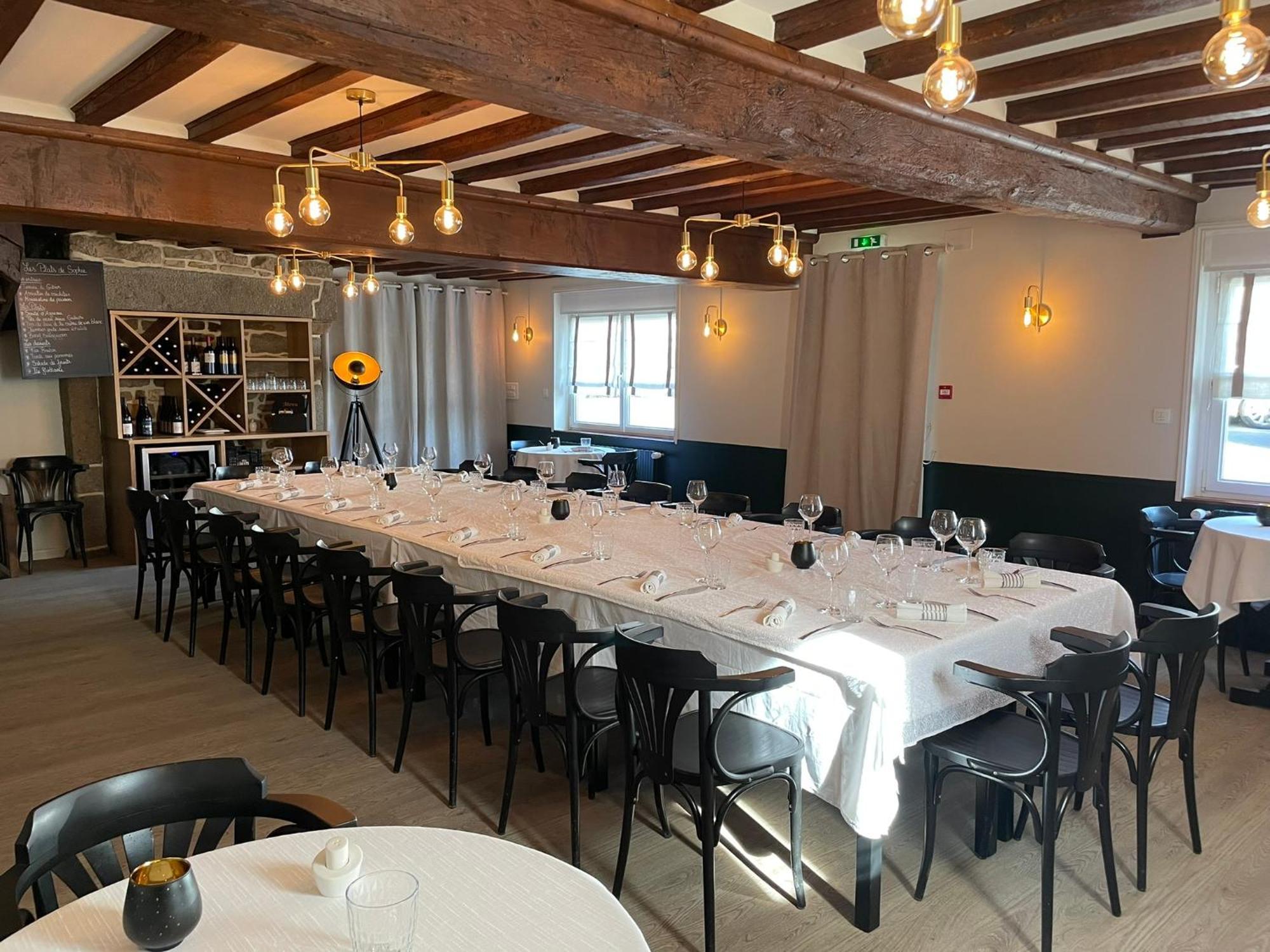 Restaurant Hotel Logis Chez Sophie Briouze Exterior foto