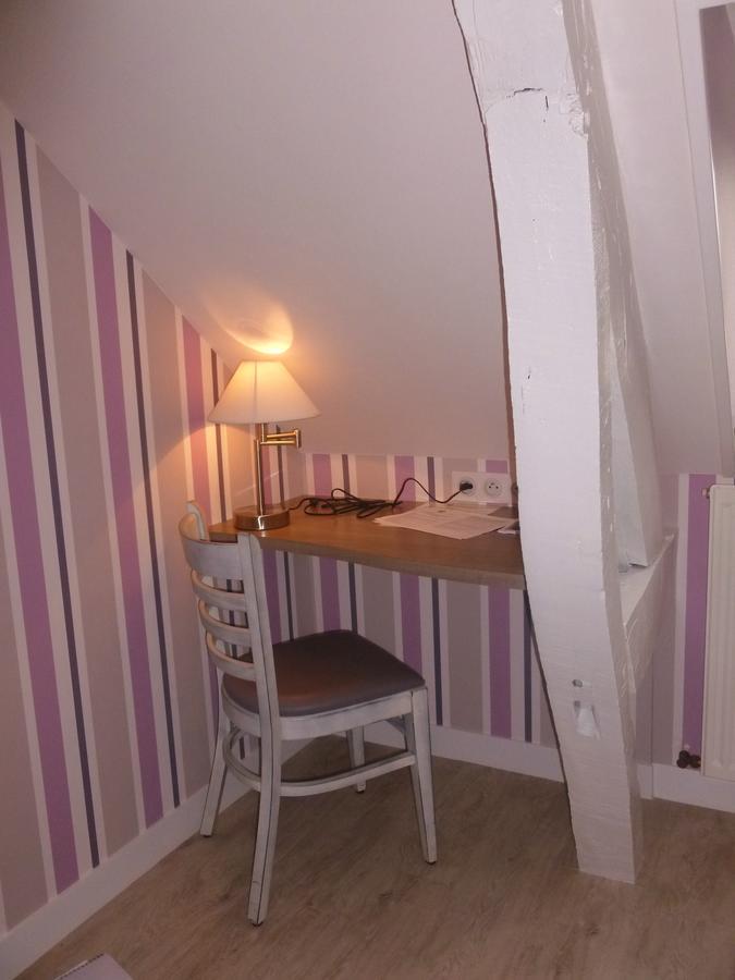 Restaurant Hotel Logis Chez Sophie Briouze Exterior foto
